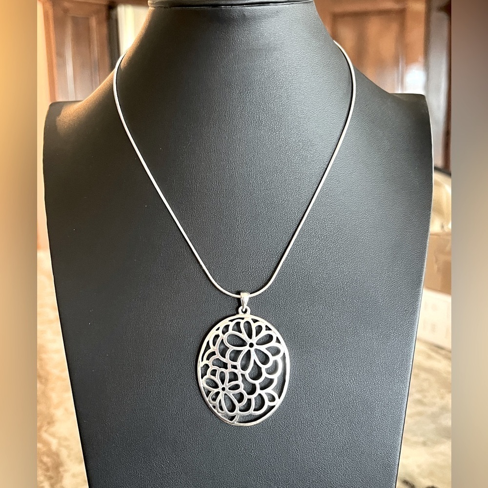 Large Oval Silver Die Cut Floral Pendant Necklace Silver Tone Chain 18-20”